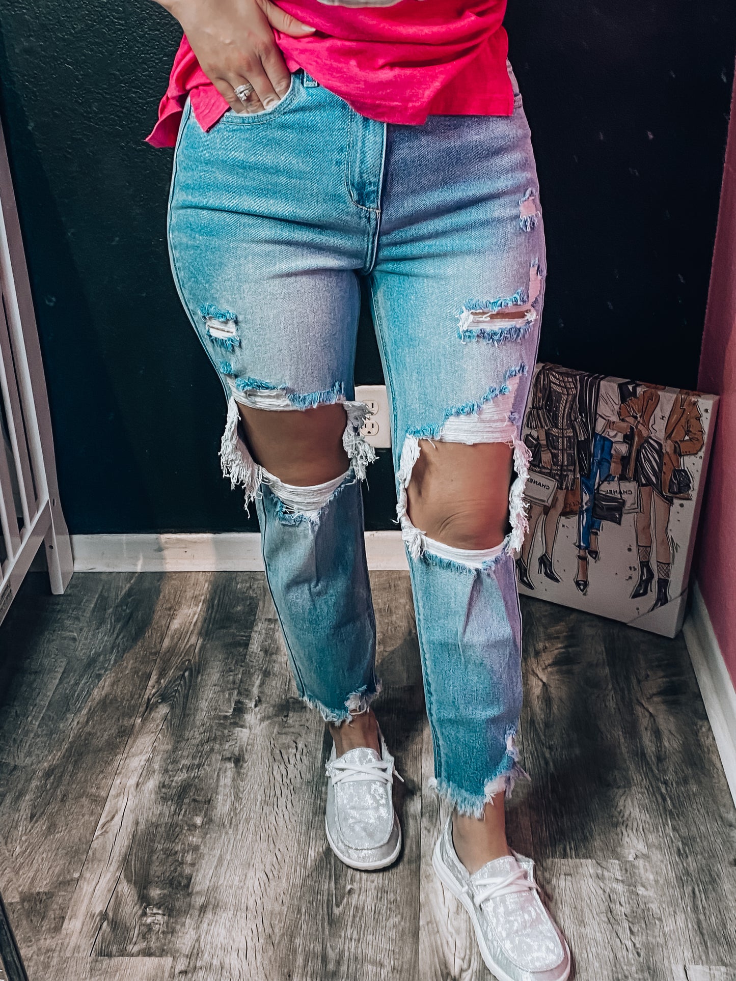 Cropped Busted Knee Jeans Light Wash